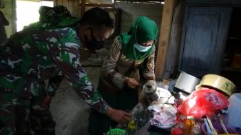 Hajatan Warga, Satgas TMMD Bojonegoro Bantu Suguhkan Hidangan